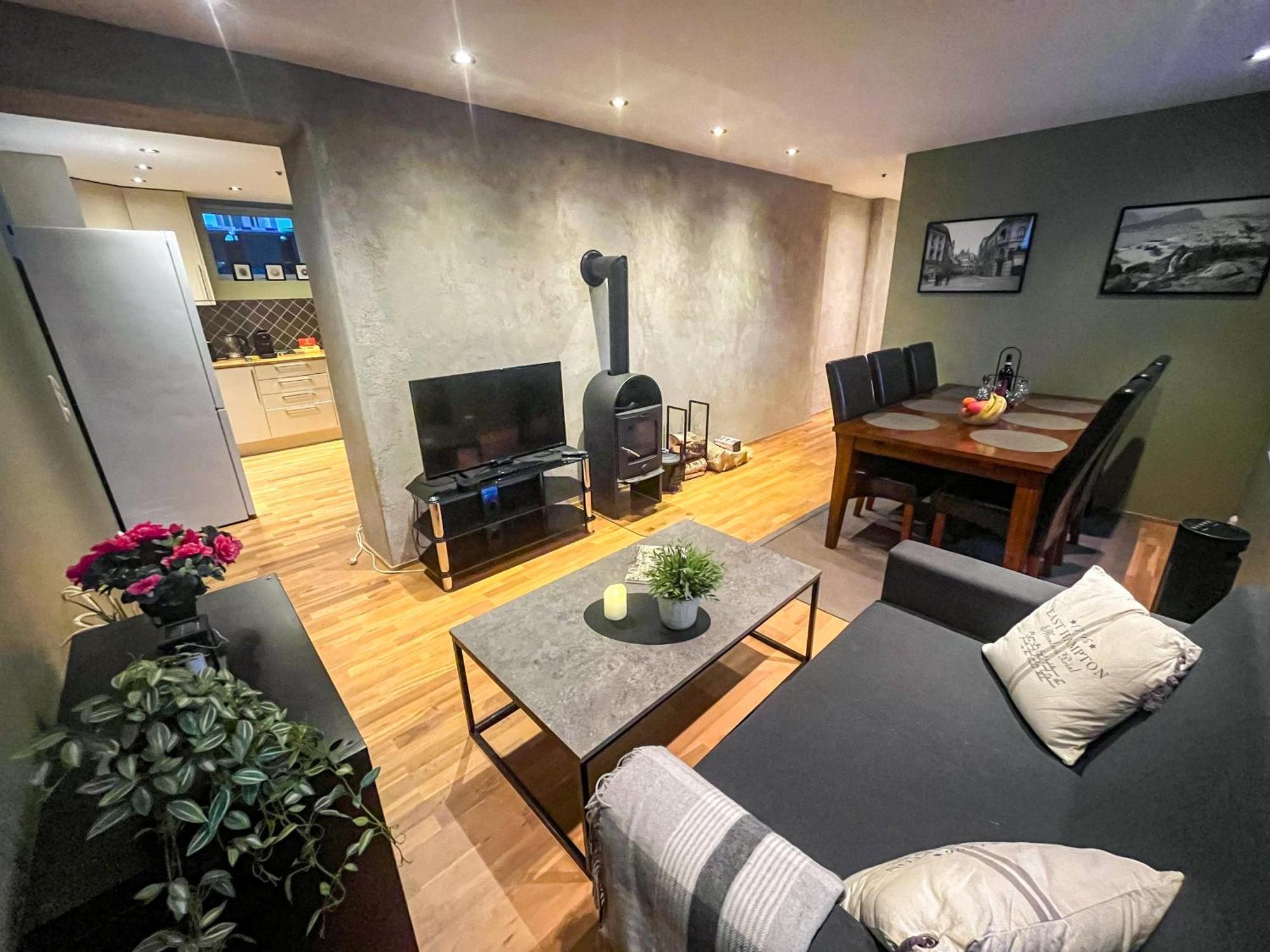 Two-Bedroom City Apartment With Fire Place, Free Parking And Fjordview Terrace - Calm And Central Ålesund Zewnętrze zdjęcie