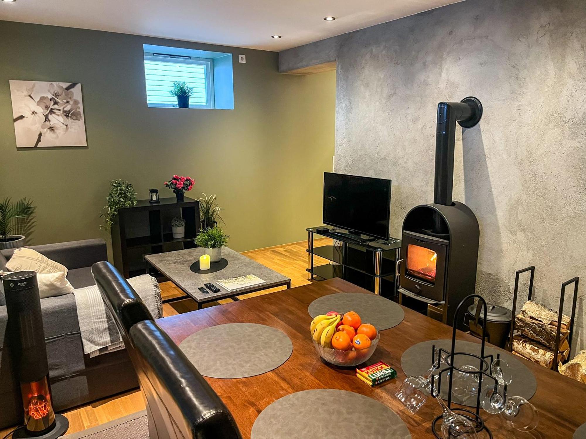 Two-Bedroom City Apartment With Fire Place, Free Parking And Fjordview Terrace - Calm And Central Ålesund Zewnętrze zdjęcie